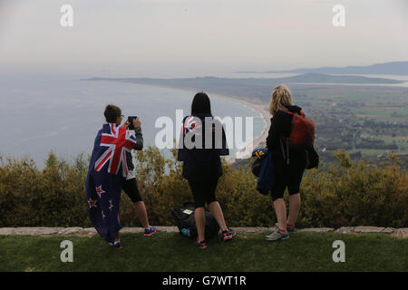 Eine Gruppe von Rucksacktouristen aus Neuseeland besucht den Nek, einen schmalen Grat auf dem Schlachtfeld von Anzac auf der Halbinsel Gallipoli, während der gedenkfeiern zum 100. Jahrestag der zum Scheitern verurteilten Kampagne in Gallipoli. Stockfoto