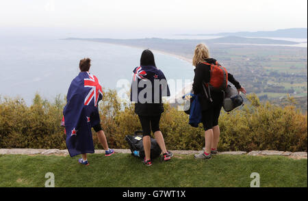 Eine Gruppe von Rucksacktouristen aus Neuseeland besucht den Nek, einen schmalen Grat auf dem Schlachtfeld von Anzac auf der Halbinsel Gallipoli, während der gedenkfeiern zum 100. Jahrestag der zum Scheitern verurteilten Kampagne in Gallipoli. Stockfoto