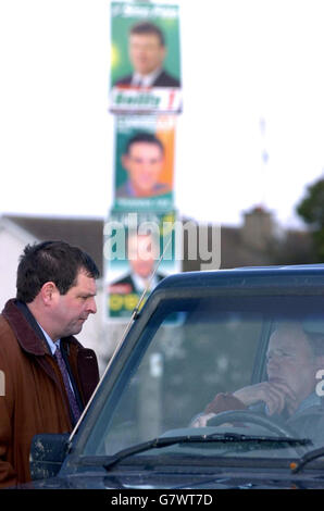 Die Kandidatin von Fine Gael, Shane McEntee, galoppiert in Kentstown, Co Meath. Stockfoto