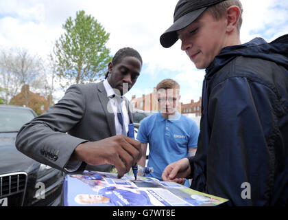 Clayton Donaldson von Birmingham City kommt für das Spiel gegen Charlton an Sportlich und Schilder Autogramme für Fans Stockfoto