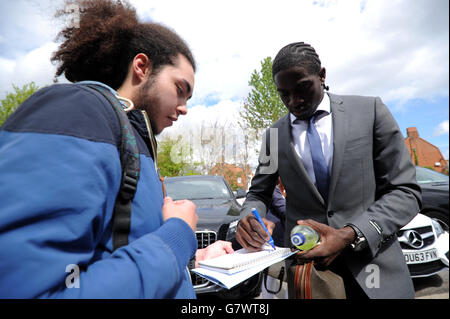 Fußball - Sky Bet Championship - Birmingham City / Charlton Athletic - St. Andrew's. Clayton Donaldson von Birmingham City kommt zum Spiel gegen Charlton Athletic und gibt den Fans Autogramme Stockfoto