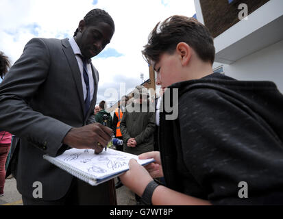 Clayton Donaldson von Birmingham City kommt für das Spiel gegen Charlton an Sportlich und Schilder Autogramme für Fans Stockfoto