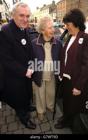 Fianna Fail Kandidatin für die Meath-Nachwahl, Aine Brady, trifft die 93-jährige lokale Frau, Kathleen Egan, während sie in Navan mit einem Taoiseach, Bertie Ahern, kandelt. Stockfoto