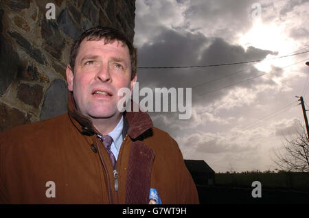 Shane McEntee, der Kandidat von Fine Gael für die Nachwahl in Meath, hält in Kentstown, Co Meath, eine Denkpause ein. Stockfoto