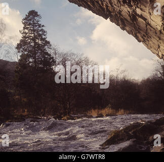 Gebäude und Denkmäler - Fluss Brathay - Skelwith Bridge. Der Fluss Brathay stürzt auf dem Weg von Elterwater Tarn zum Lake Windermere unter die Skelwith Bridge. Stockfoto