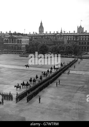 Allgemeine Ansicht der Horse Guards Parade, bei der der König die Wachen zusammen mit dem Herzog von Gloucester inspiziert hat. Prinzessin Elizabeth nahm auch an ihrem ersten Trooping der Farbe Teil, seit sie Oberst der Grenadier-Garde wurde. Stockfoto