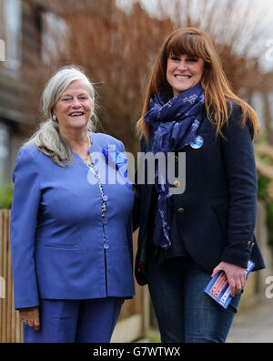 Die Kandidatin der konservativen Partei Kelly Tolhurst (rechts) für Rochester und Strood in Kent wird von der ehemaligen konservativen Ministerin Ann Widdecombe unterstützt, während sie ihren Wahlkampf im Wahlkreis fortsetzt. Stockfoto