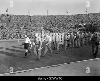 Die beiden Teams gehen vor dem Spiel in Wembley aus, Westdeutschland unter der Führung von Jupp Posipal (l) und England unter der Führung von Billy Wright (2. L). Die anderen Spieler in England sind (l-r) Ronnie Allen, Ron Staniforth, Len Shackleton, Stanley Matthews, Roy Bentley, Tom Finney, Len Phillips, Bill Slater, Bert Williams und Roger Byrne Stockfoto