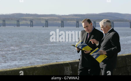 Der Führer der schottischen Nationalpartei Alex Salmond M.P. (links) mit Jim Mather M.S.P. und der Tay Rail Bridge im Hintergrund. Stockfoto