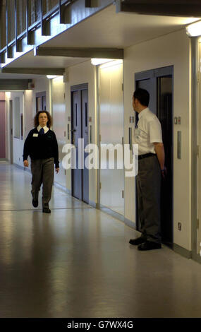 Das neue H M Gefängnis - Peterborough. Die Gefängniswärter überprüfen in letzter Minute den Flügel der Frau. Stockfoto