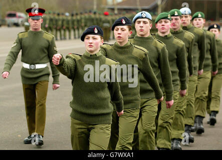 Junge Rekruten lernen Paradeübungen während des Grundtrainings. Die Einrichtung entzieht rohe Rekruten direkt aus dem zivilen Leben und versucht, sie in 12 Wochen zu Soldaten zu machen. Stockfoto