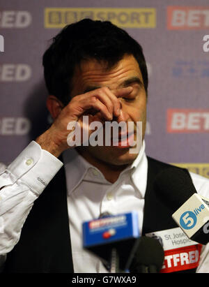 Ronnie O'Sullivan während seiner Pressekonferenz nach dem Spiel am 12. Tag der Betfred-Weltmeisterschaft im Crucible Theatre, Sheffield. DRÜCKEN SIE VERBANDSFOTO. Bilddatum: Mittwoch, 29. April 2015. Siehe PA Story SNOOKER World. Bildnachweis sollte lauten: Simon Cooper/PA Wire Stockfoto