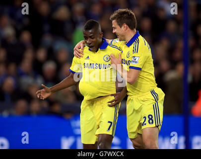 Chelsea's Ramires feiert Scoring seiner Seite das dritte Tor des Spiels mit Cesar Azpilicueta (rechts) während der Barclays Premier League Spiel im King Power Stadium, Leicester. DRÜCKEN Sie VERBANDSFOTO. Bilddatum: Mittwoch, 29. April 2015. Siehe PA Geschichte FUSSBALL Leicester. Bildnachweis sollte lauten: Mike Egerton/PA Wire. Stockfoto