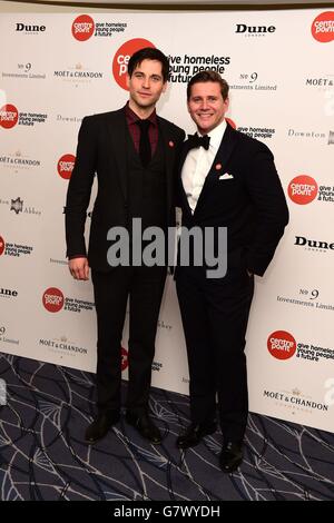 Rob James-Collier (links) und Allen Leech bei der Ankunft am Downton Abbey Ball zu Hilfe von Centerpoint im Savoy Hotell, London. Stockfoto