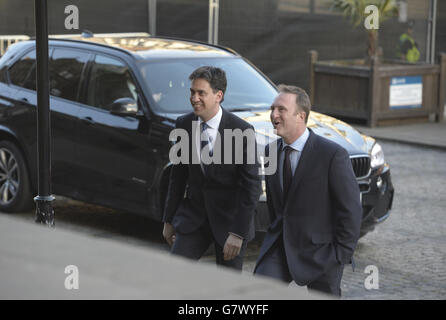 Der Labour-Vorsitzende Ed Miliband, links, kommt an, um an einem speziellen BBC-Fragestunde-Programm mit den drei wichtigsten Parteiführern im Leeds Town Hall, West Yorkshire, während des Wahlkampfs 2015 teilzunehmen. Stockfoto