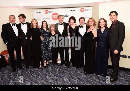 Die Darsteller von Downton Abbey (links - rechts) Jim Carter, Matt Barber, laura Carmichael, Sophie McShera, Lesley Nicol, Hugh Bonneville, Elizabeth McGovern, Allen Leech, Samantha Bond und Phyllis Logan kommen am Downton Abbey Ball zu Hilfe von Centerpoint im Savoy Hotell, London an. Stockfoto