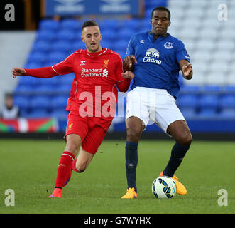 Fußball - Barclays Under 21 Premier League - Division 1 - Everton gegen Liverpool - Goodison Park. Everton unter Sylvain Distin (rechts) aus dem 21. Jahrhundert und Liverpool unter Samed Yesil (links) aus dem 21. Jahrhundert am Goodison Park Stockfoto