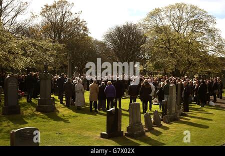 Der Sarg eines nicht identifizierten Jungen sitzt an seiner Grabseite nach einer Trauerfeier auf dem Seafield Cemetery, Edinburgh, fast zwei Jahre, seit er tot auf einem Pfad gefunden wurde. Stockfoto