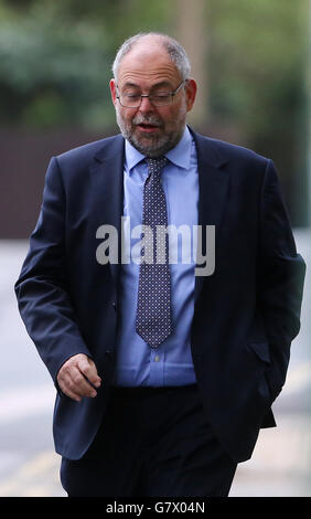 Glenn Douglas, Chief Executive von Maidstone and Tunbridge Wells NHS Trust, kommt am Sevenoaks Magistrate Court in Kent an, wo er wegen grober Fahrlässigkeit des Grundschullehrers Frances Cappuccini angeklagt wird, der nach der Geburt durch die Kaiserliche Notabteilung starb. Stockfoto