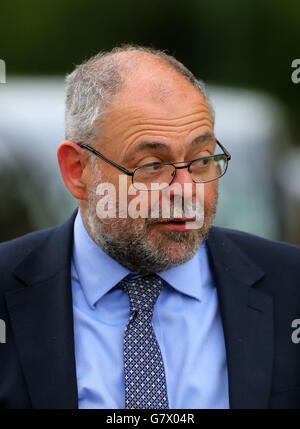 Glenn Douglas, Chief Executive von Maidstone and Tunbridge Wells NHS Trust, kommt am Sevenoaks Magistrate Court in Kent an, wo er wegen grober Fahrlässigkeit des Grundschullehrers Frances Cappuccini angeklagt wird, der nach der Geburt durch die Kaiserliche Notabteilung starb. Stockfoto