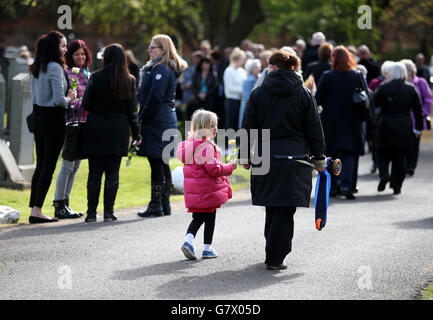 Mitglieder der Öffentlichkeit kommen zur Beerdigung eines unbekannten Jungen auf dem Seafield Cemetery, Edinburgh, fast zwei Jahre, seit er tot auf einem Pfad gefunden wurde. Stockfoto