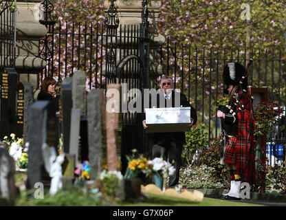 Der Sarg wird zur Beerdigung eines nicht identifizierten Jungen auf dem Seafield Cemetery in Edinburgh an die Grabseite geleitet, fast zwei Jahre nachdem er tot auf einem Pfad gefunden wurde. Stockfoto