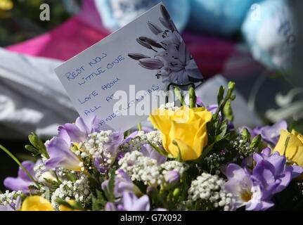 Blumen und Ehrungen am Grab nach der Beerdigung eines nicht identifizierten Jungen auf dem Seafield Cemetery, Edinburgh, fast zwei Jahre, seit er tot auf einem Pfad gefunden wurde. Stockfoto