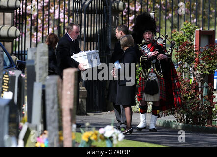 Der Sarg wird zur Beerdigung eines nicht identifizierten Jungen auf dem Seafield Cemetery in Edinburgh an die Grabseite geleitet, fast zwei Jahre nachdem er tot auf einem Pfad gefunden wurde. Stockfoto