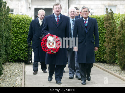 Ulster Unionist Leader David Trimble, vorne links, mit Lord Rogan, vorne rechts, und Parteimitgliedern, während sie sich darauf vorbereiten, einen Kranz auf dem Begräbnisgelände des ehemaligen Parteiführers Lord Carson im Stormont-Anwesen zu legen. Stockfoto