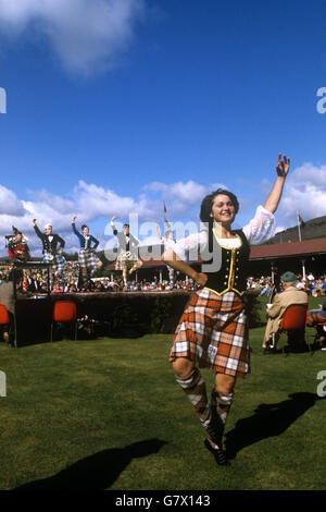 Eine Tänzerin im traditionellen Clan-Tartan-Rock limmert sich für ScottishHighland Dancing beim Braemar Gathering 1981. Stockfoto