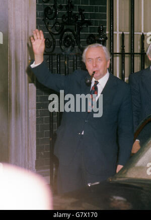 Harold Wilson winkte vor der Downing Street Nr. 10 zu den Wohlbehütlern, nachdem er seine Absicht angekündigt hatte, sein Amt als Premierminister aufzugeben Stockfoto