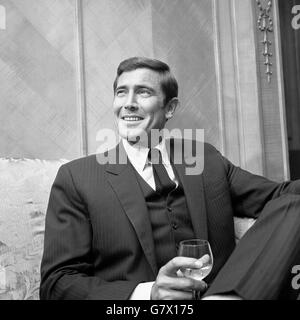 Der australische Schauspieler George Lazenby bei einem Presseempfang in London. Er soll James Bond im Geheimdienst Ihrer Majestät spielen. Stockfoto