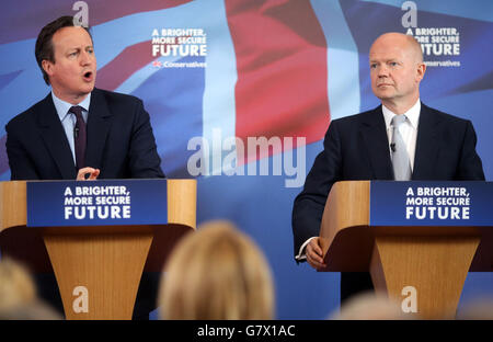 Premierminister David Cameron und Unterhausvorsitzender William Hague (rechts) beim Start des englischen Manifests der Konservativen während des Wahlkampfs in Lincoln. Stockfoto