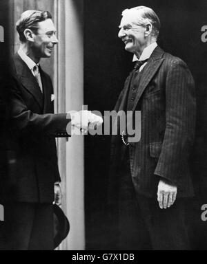 König - König George VI und Neville Chamberlain Stockfoto