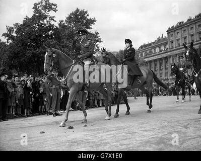 König Georg VI. Begleitet von Prinzessin Elizabeth auf ihrem Weg zur Farbstrooping. Stockfoto