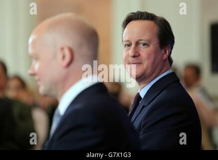 Premierminister David Cameron (rechts) und Unterhausvorsitzender William Hague beim Start des englischen Manifests der Konservativen während des Wahlkampfs in Lincoln. Stockfoto