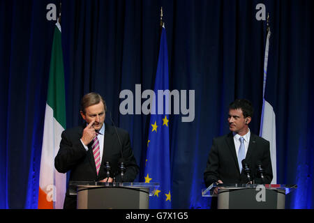 Taoiseach Enda Kenny (links) mit dem französischen Premierminister Manuel Valls bei einer Pressekonferenz in den Regierungsgebäuden in Dublin. Stockfoto