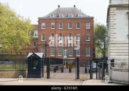 Allgemeiner Blick auf den hinteren Eingang zur Downing Street in Westminster, London, da Pressefotografen ihre Wut über ein Verbot geäußert haben, aus Gründen der Privatsphäre Nachrichtenfotos von öffentlichem Interesse am hinteren Eingang zur Downing Street zu machen. Stockfoto