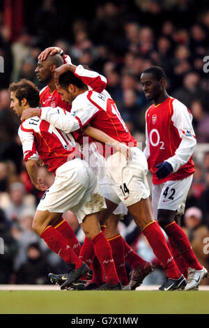 Fußball - FA Barclays Premiership - Arsenal / Portsmouth - Highbury. Thierry Henry von Arsenal feiert sein zweites Tor Stockfoto