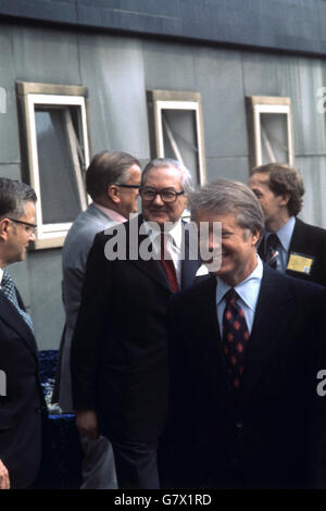 Der amerikanische Präsident Jimmy Carter folgte heute dem Premierminister James Callaghan in Sunderland, als sie die Corning Glass Factory im Rahmen der Tour des Präsidenten durch den Nordosten Englands besuchten. Stockfoto