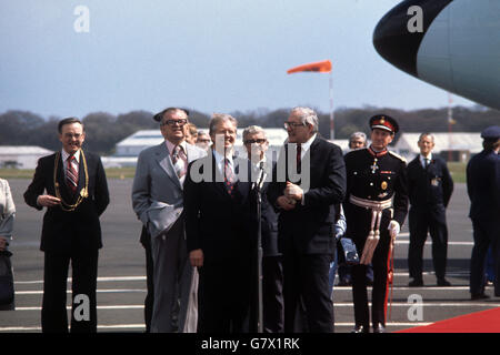 Der amerikanische Präsident Jimmy Carter (Mitte) spricht heute auf dem Flughafen Newcastle-upon-Tyne, bevor er nach einem Tag inmitten der Menschen im Nordosten Englands nach London zurückfliegt. Rechts ist der Premierminister James Callaghan. Stockfoto