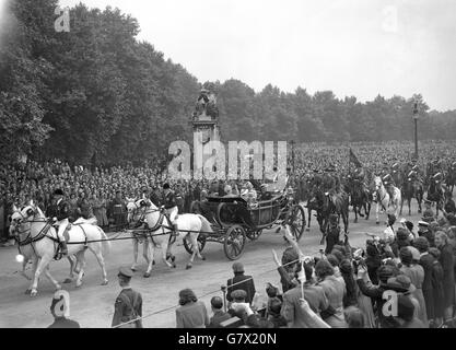 In einem von Windsor Grays gezeichneten Landau verlassen ihre Majestäten, der König und die Königin, in Begleitung von Prinzessin Elizabeth und Prinzessin Margaret Ross, heute Morgen den Buckingham Palace, um mit Tausenden jubeln über die Ranzen der Marching Column zu fahren. Stockfoto