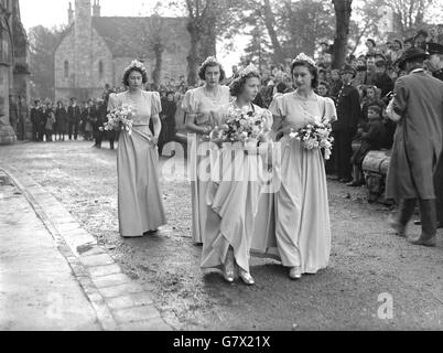 Die Brautjungfern bei der Hochzeit von Hon. Patricia Mountbatten und Lord Brabourne. Von links nach rechts; Prinzessin Elizabeth, Hon. Pamela Mountbatten, Schwester der Braut, Prinzessin Alexandra von Kent und Prinzessin Margaret in der Abtei von Romsey. Stockfoto