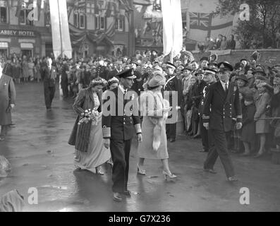 Drei Königliche Prinzessinnen waren Brautjungfern bei der Hochzeit der Hon.Patricia Mountbatten mit Kapitän Lord Brabourne. Hier, in der Abtei von Romsey angekommen, befinden sich König George VI., Königin Elizabeth, Prinzessin Elizabeth (2. L), Prinzessin Margaret und Leutnant Philip Mountbatten (r). Stockfoto