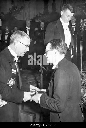 König - König Gustav präsentiert Nobelpreise für britische Chemiker - Stockholm Stockfoto