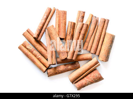 Zimtstangen auf weiß Stockfoto