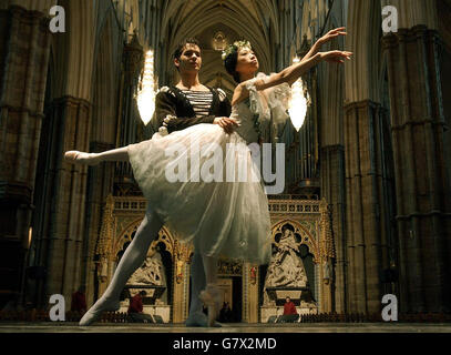 Solotänzerinnen des English National Ballet, Erina Takahashi und Arionel Vargas, die den Pas de deux von Giselle Act II, in Westminster Abbey, während einer Generalprobe für einen Dankgottesdienst, der morgen für Dame Alicia Markova, DBE, stattfinden wird, aufführen. Stockfoto