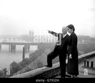 Der in London geborene CHARLIE CHAPLIN, der größte Komiker des Jahrhunderts, kehrte in seine Heimatstadt London zurück. Mit seiner Frau und seinen vier Kindern ging er mit 8:30 Jahren von der Cunard Liner 'Queen Elizabeth', in der sie von New York aus gekreuzt waren, an Land in Southampton. Kurz darauf stiegen sie in den Bootszug nach London ein. Sie sind zu einem sechsmonatigen Besuch gekommen, während dessen sie hoffen, etwas von Frankreich, Italien und Holland sowie ein umfangreiches von Großbritannien zu sehen. Das Bild zeigt Charlie Chaplin und seine Frau auf dem Dach des Savoy Hotels, als der Komiker die erste Gelegenheit nutzte, seine Frau zu zeigen Stockfoto