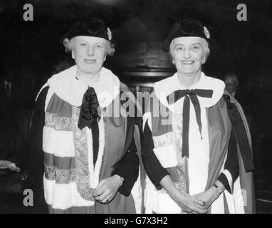 Baroness Elliot von Harwood (l) und Baroness Ravensdale von Kedleston im House of Lords, Westminster, London, als sie eingeführt wurden und den Eid als Lebensspierinnen nahmen. Dies war die zweite der beiden Sondersitzungen des Herrn, die es den neuen Lebensgenossen und Peeresses ermöglichen sollten, ihren Platz für die Eröffnung des Parlaments zu nehmen. Stockfoto