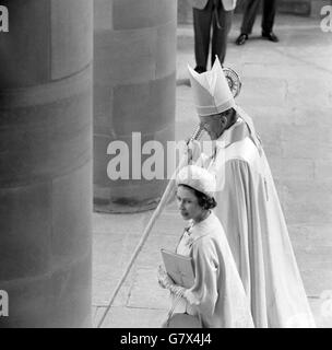 Königin Elizabeth II. Verlässt die Kathedrale von Coventry mit dem Bischof von Coventry, dem rechten Pfarrer Cuthbert Bardsley, nach der Einweihung des Gebäudes. Stockfoto